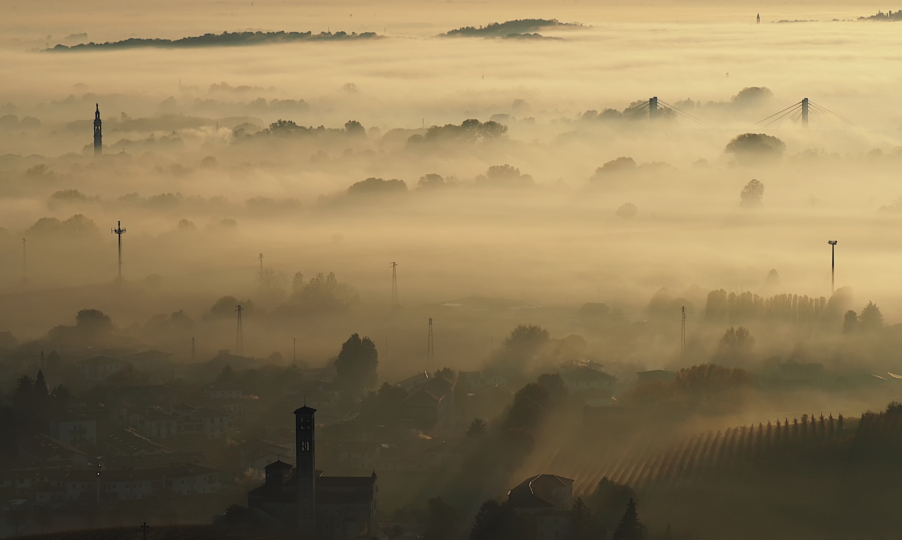 Alba sopra la nebbia