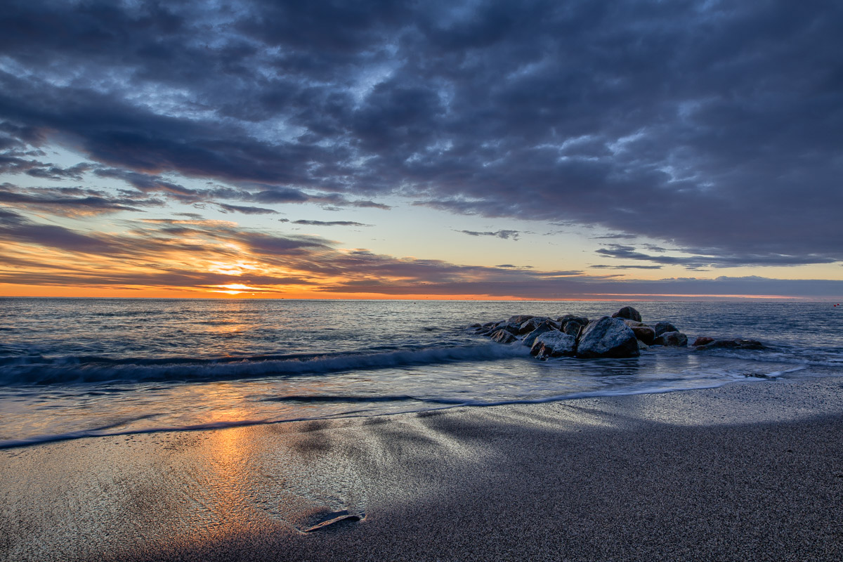 Alba sulla spiaggia di Loano