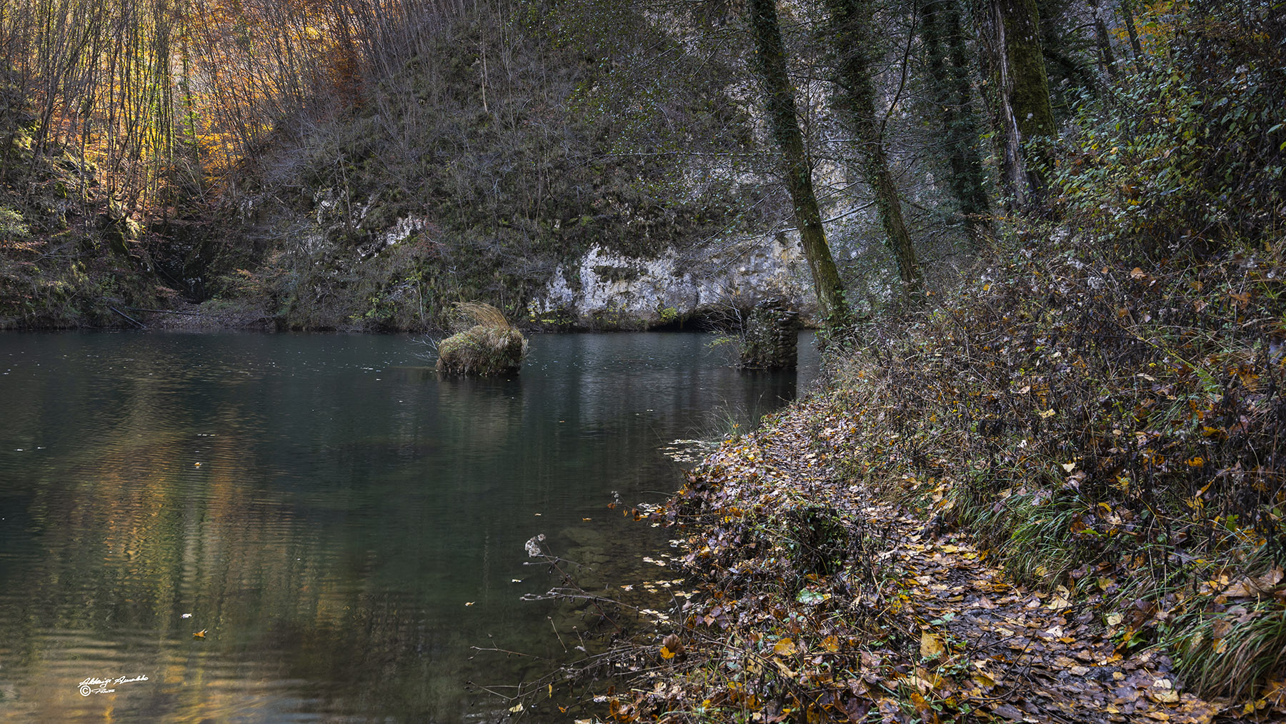 Isola Santa. Percorrendo il piccolo sentiero lungo il lago..