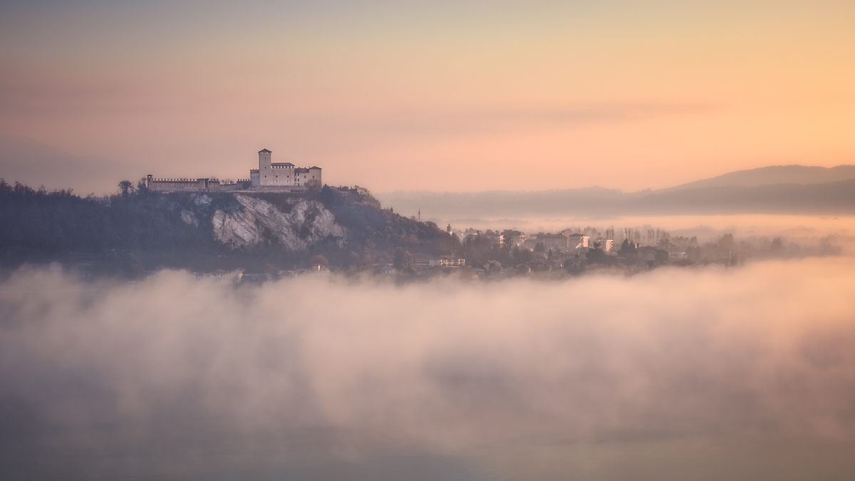 La foschia avvolge la Rocca di Angera