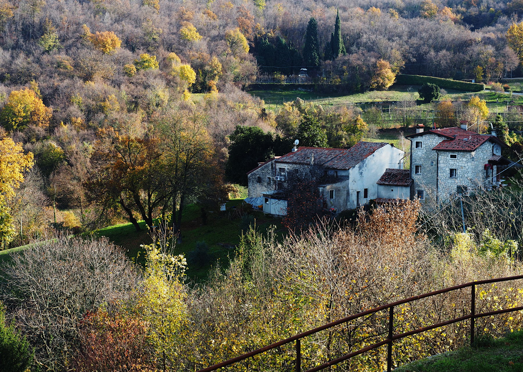 Case rurali nell'autunno collinare