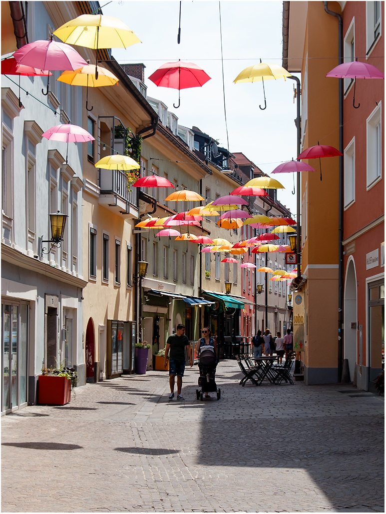 Passeggiata sotto gli ombrelli