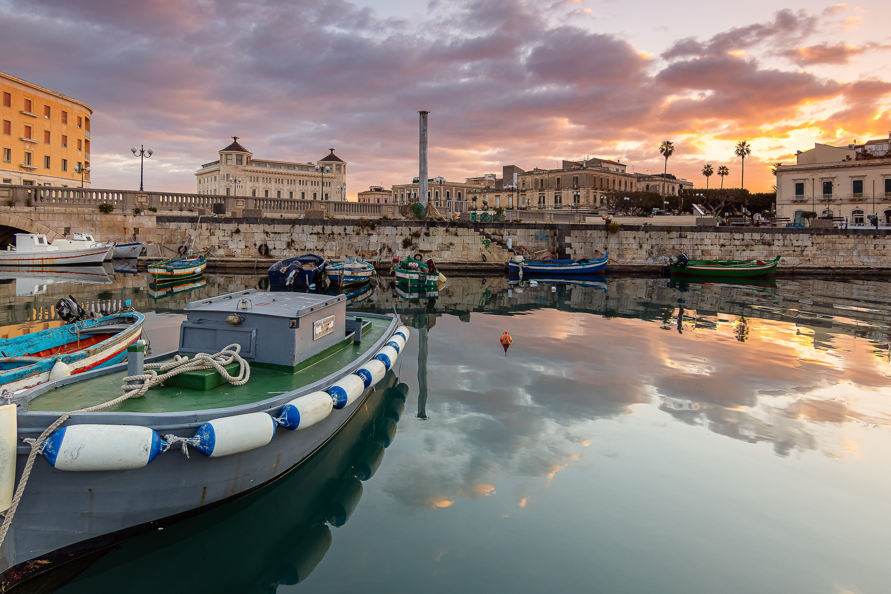 Alba alla darsena di Siracusa