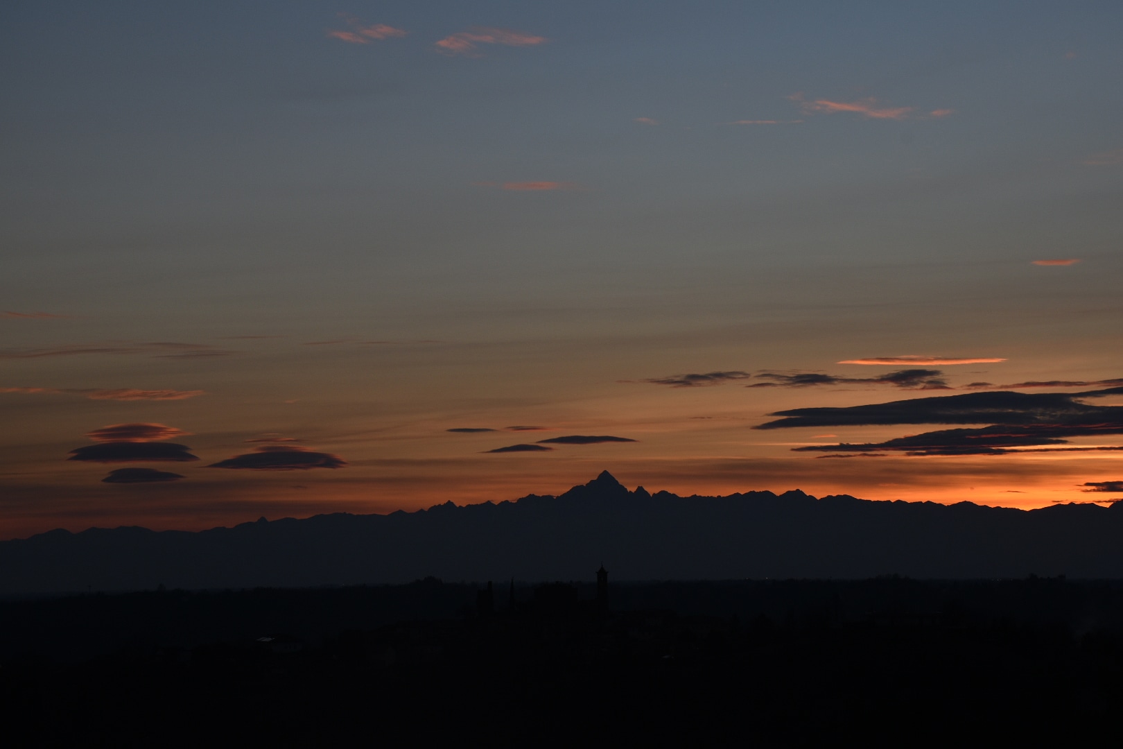 Rosso di sera sul Monviso