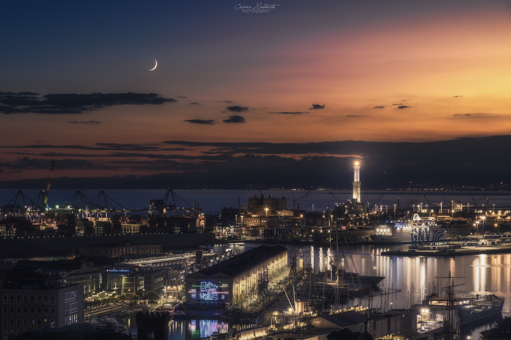 Tramonto lunare su Genova