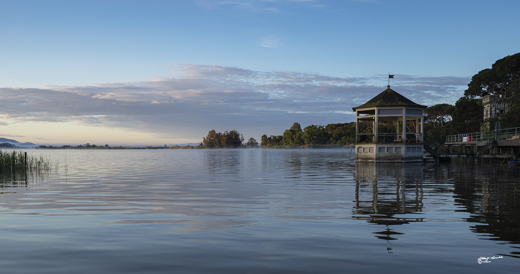 All'alba il classico Gazebo.. Lago Puccini