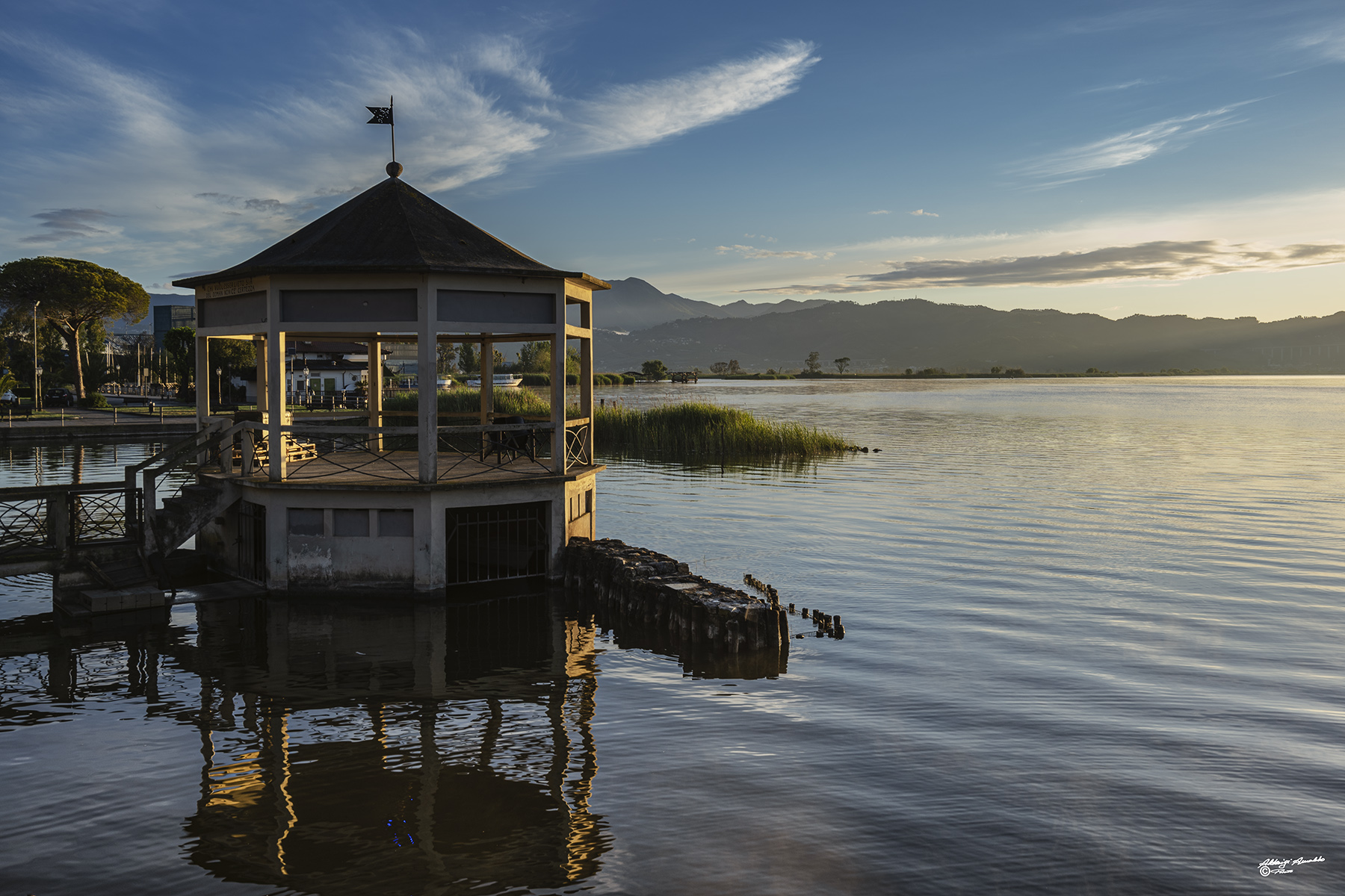 Il Gazebo all'alba.. Lago Puccini.
