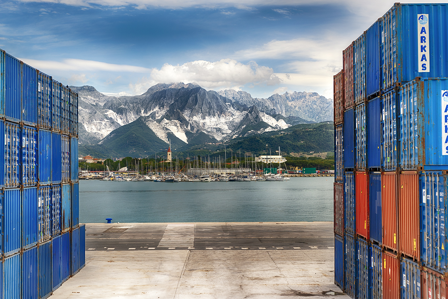 Marina di Carrara e le Apuane