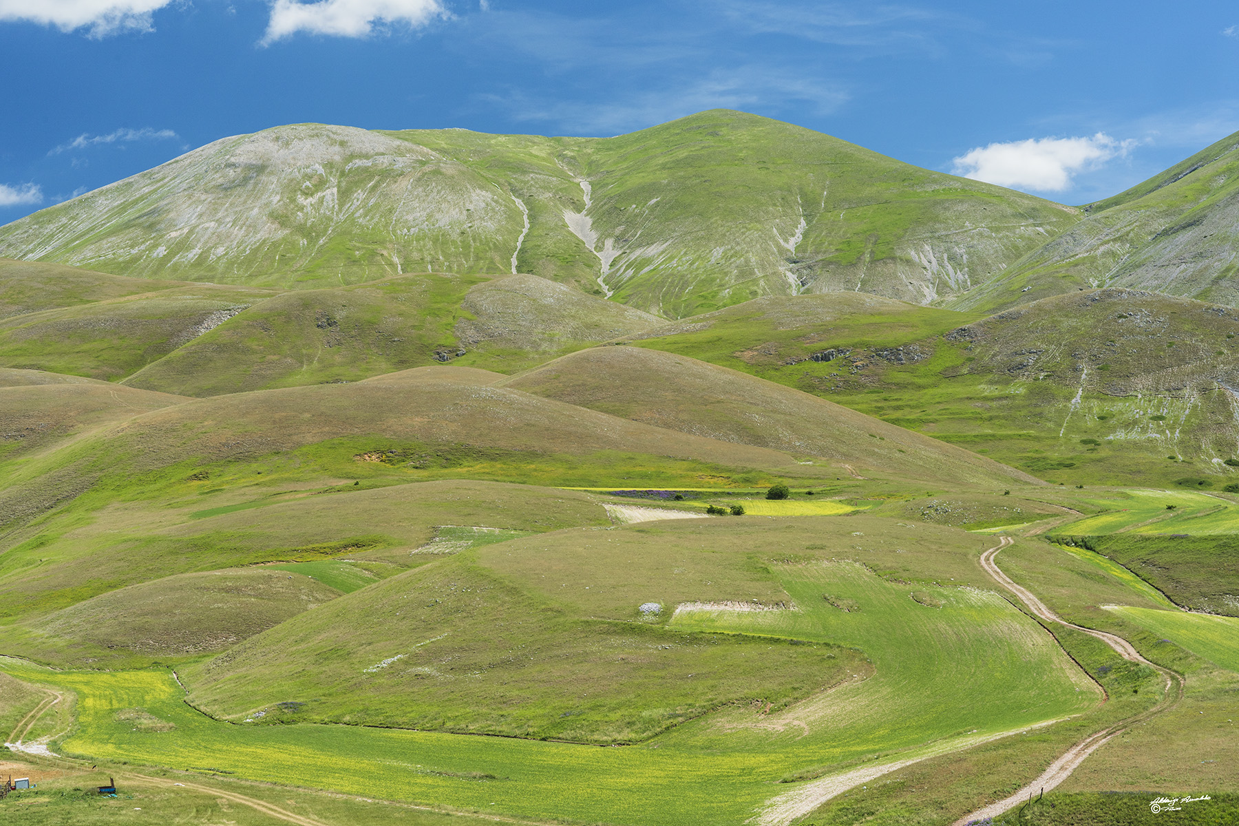 ai piedi della montagna.. Castelluccio.