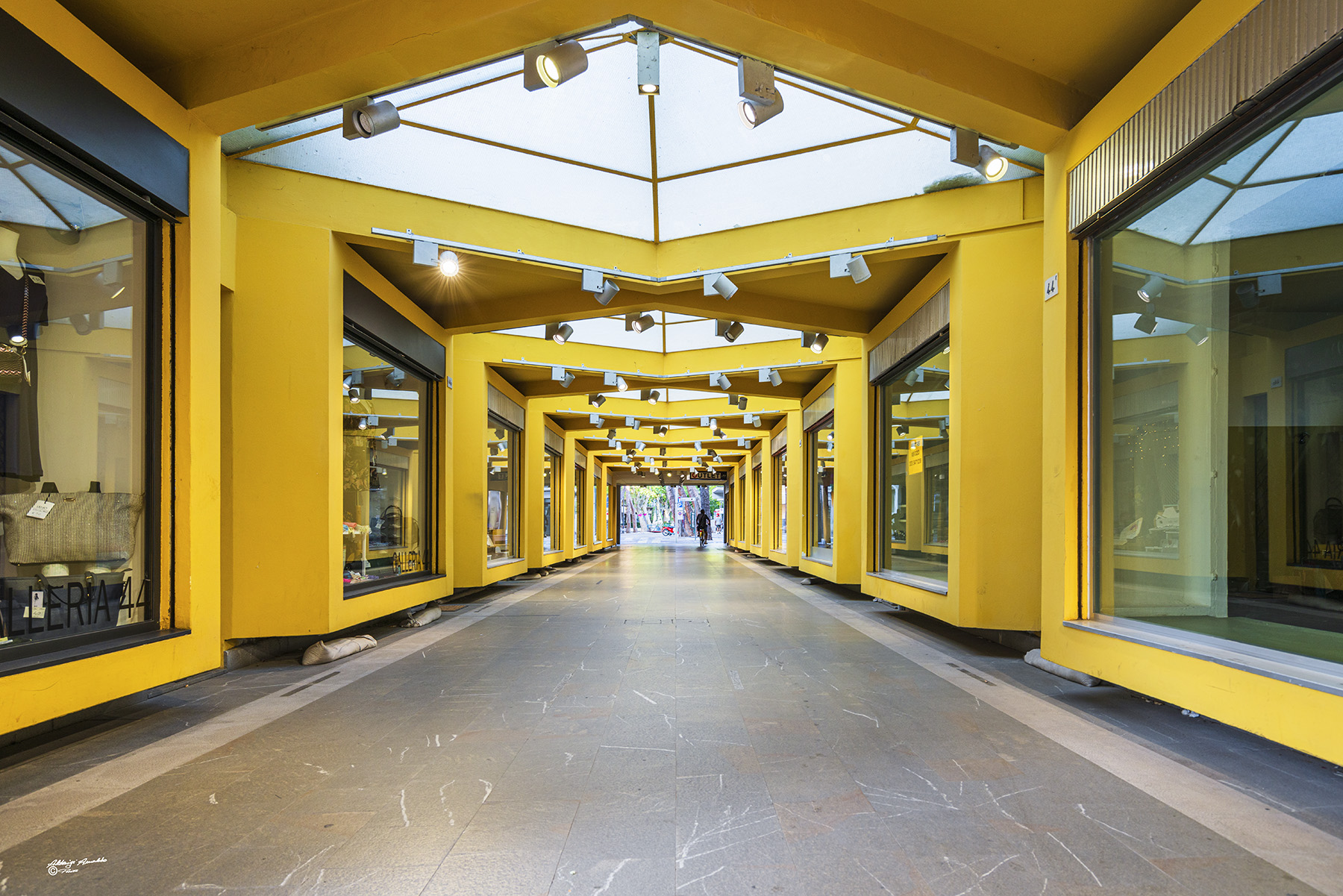 Vetrine in galleria.. Cattolica