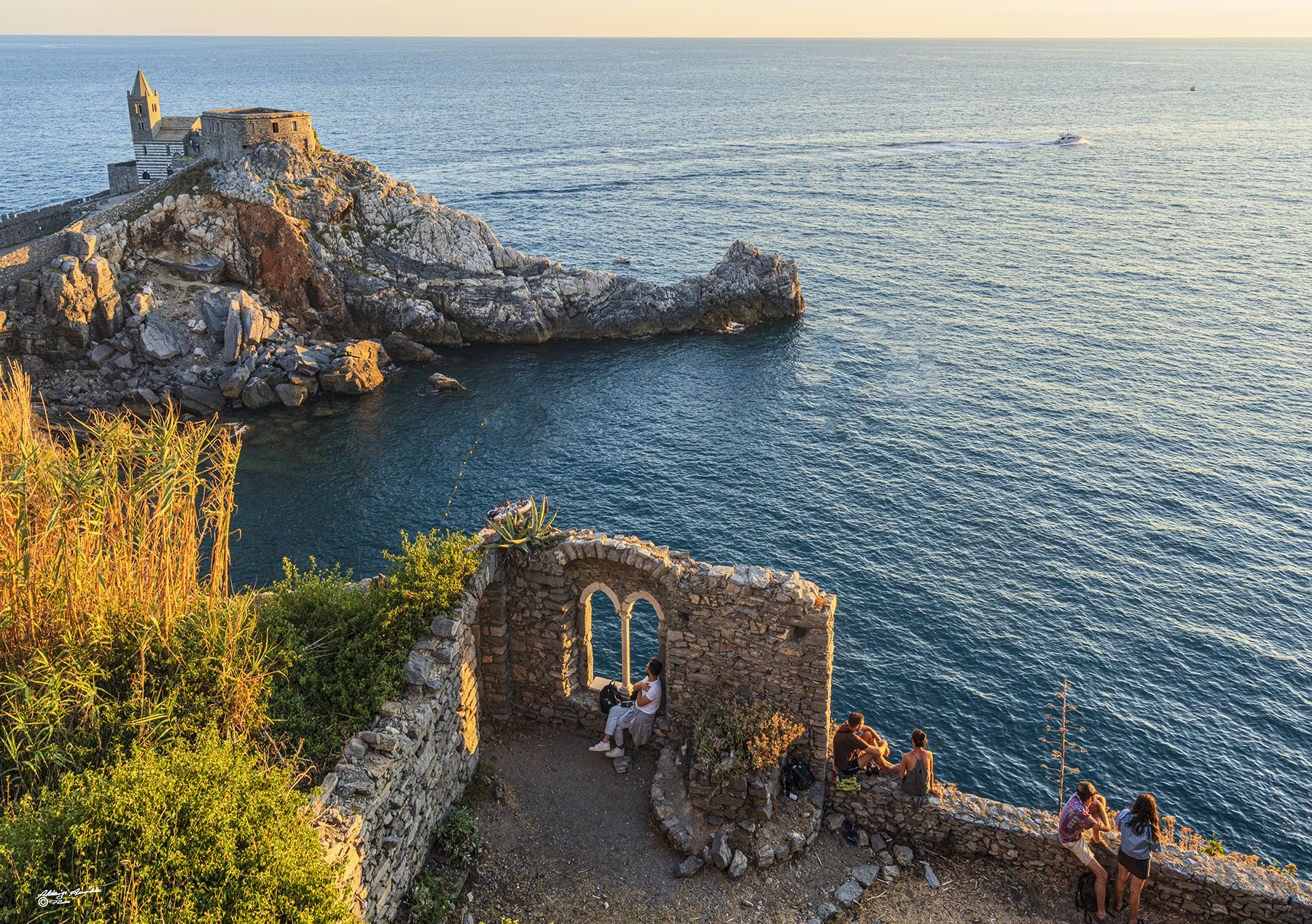 Osservando il tramonto.. Porto Venere.