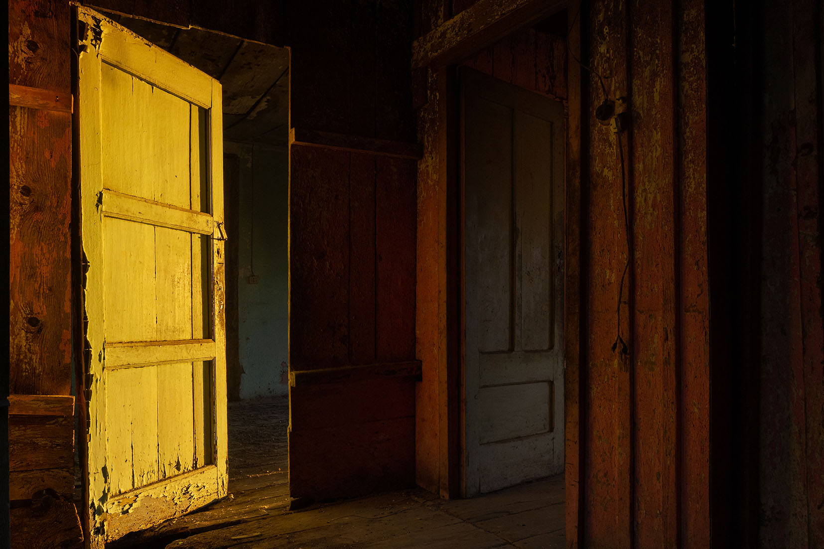 Interno di casa abbandonata al tramonto