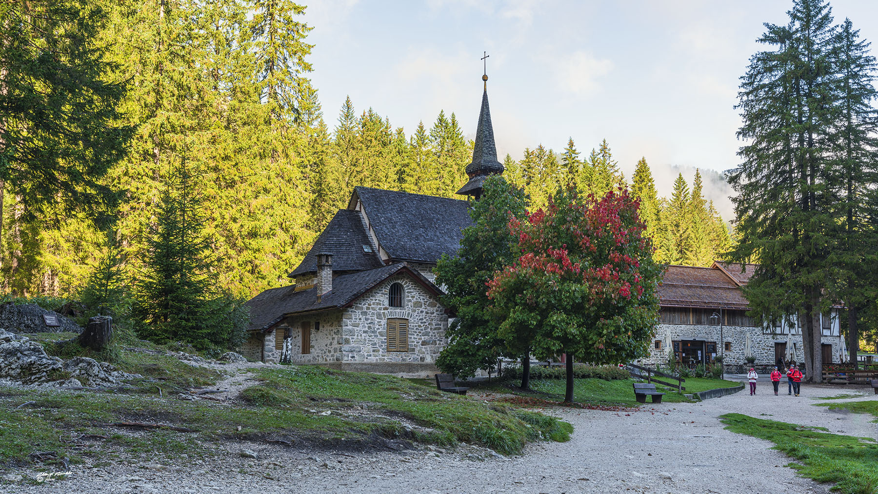 La chiesina del lago.. Braies.