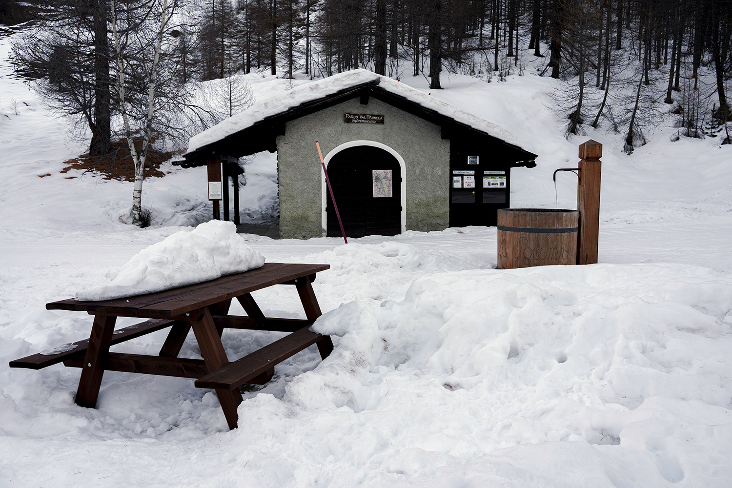 La casetta, la panca e la fontana