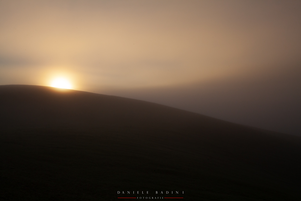 sorgere dalla nebbia