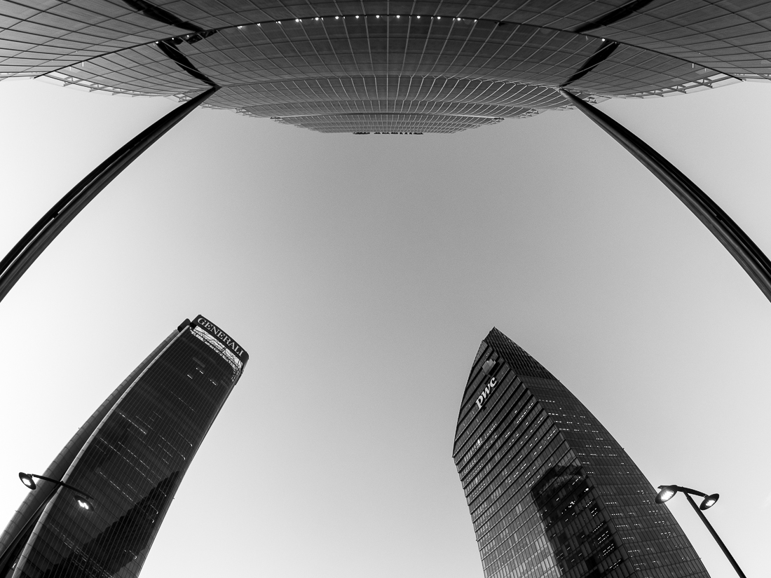 Tre torri e due lampioni