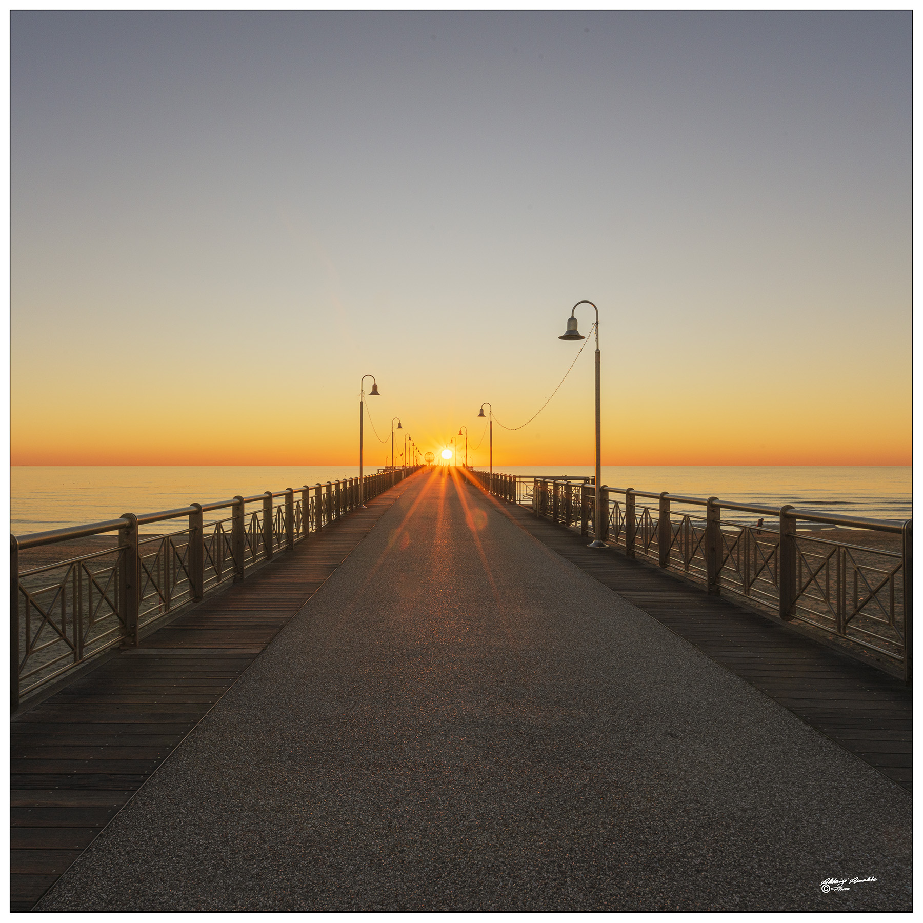 Sul pontile al calar del sole..