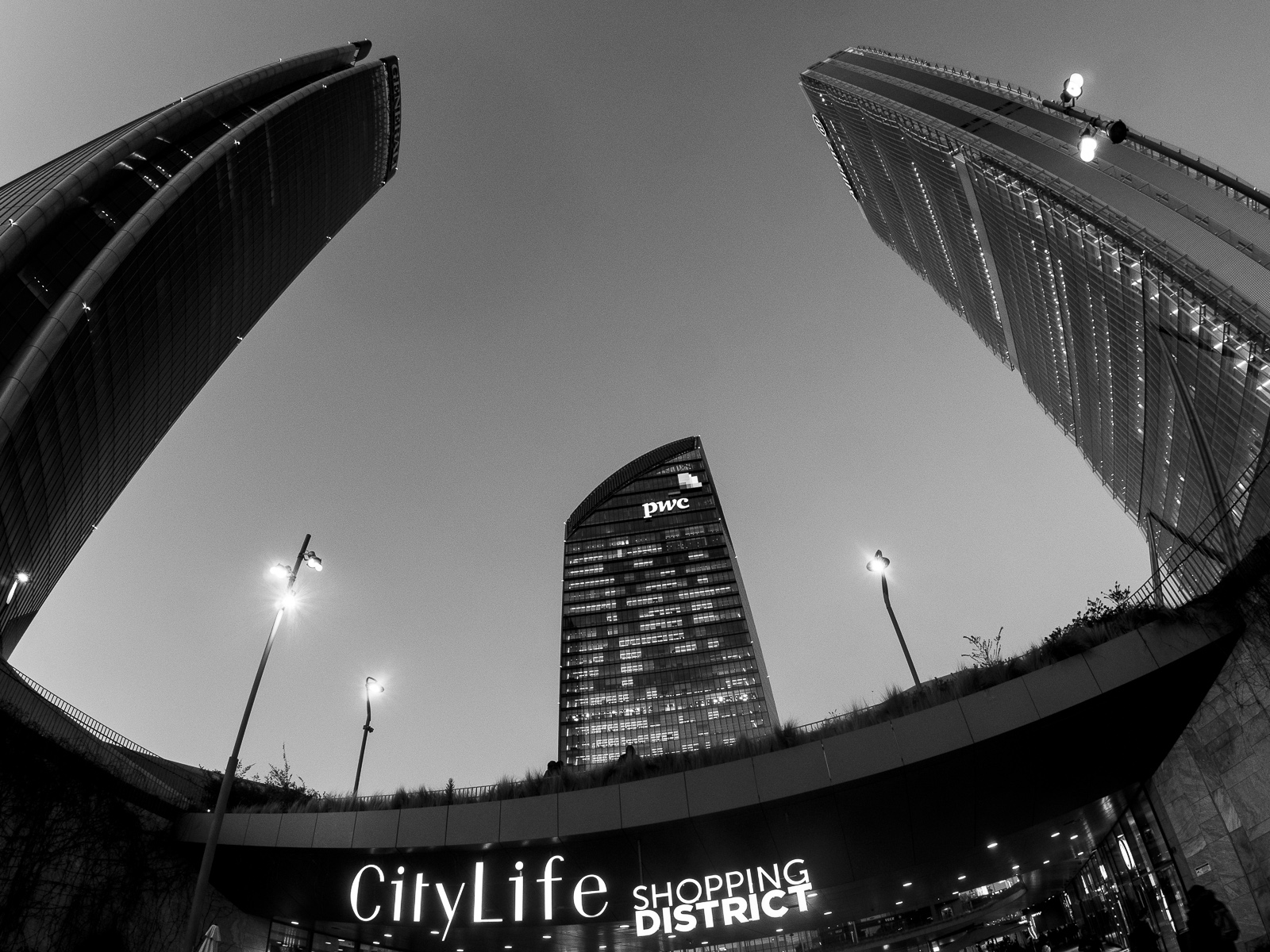 Tre torri e una insegna