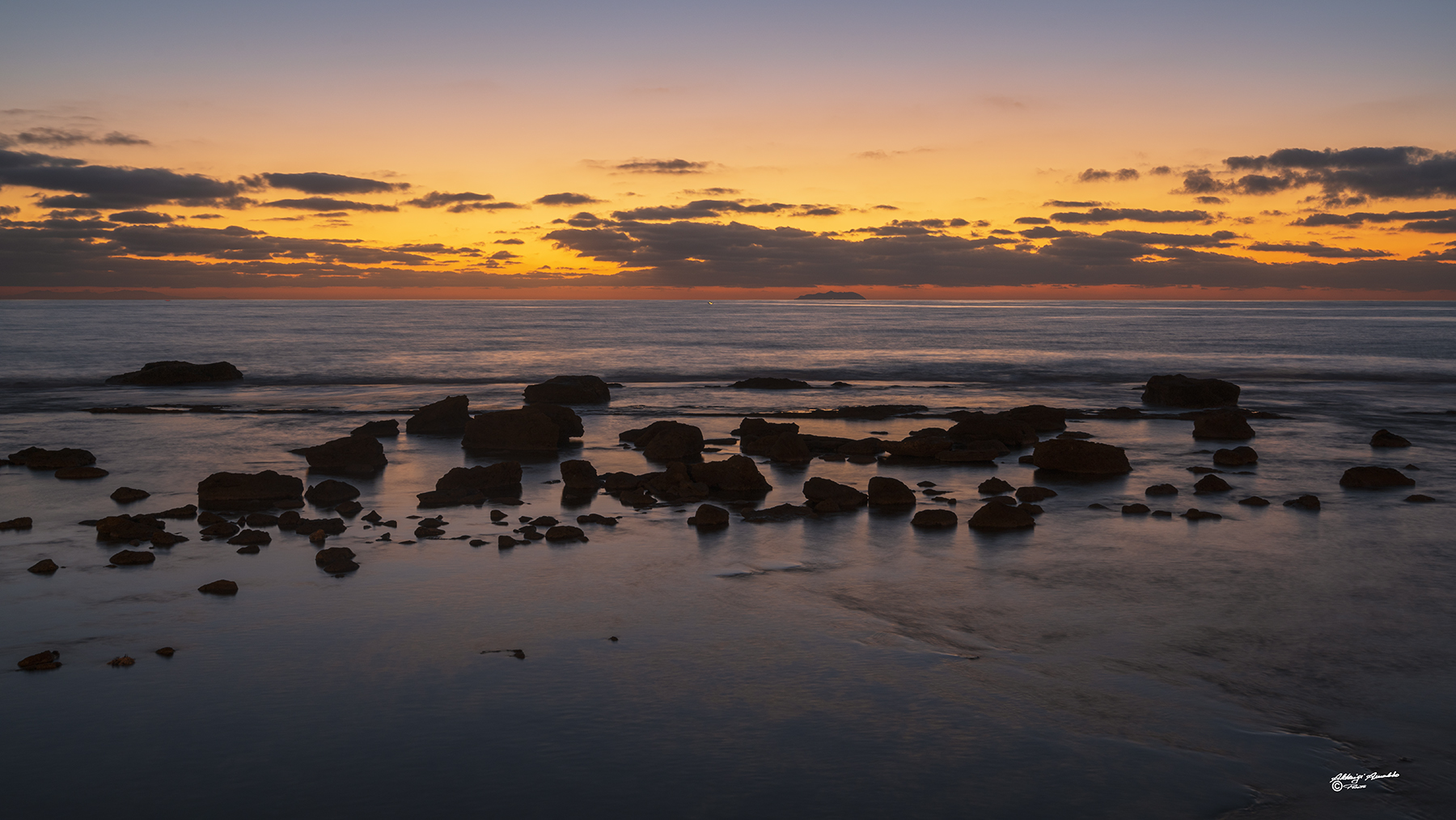 Piccoli scogli all'imbrunire..