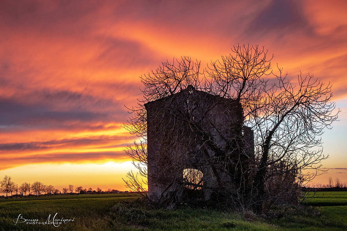 Tramonti sul vecchio casolare