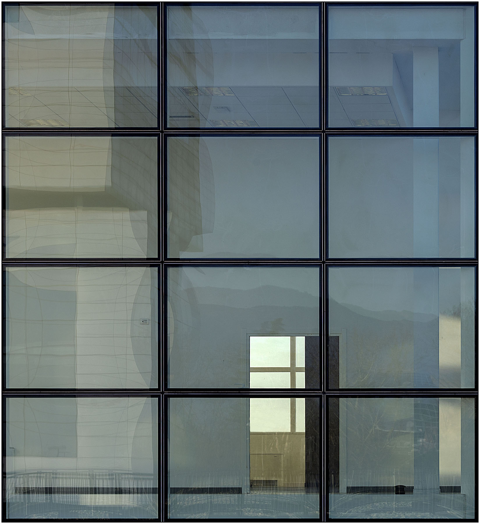 Due finestre e una porta.