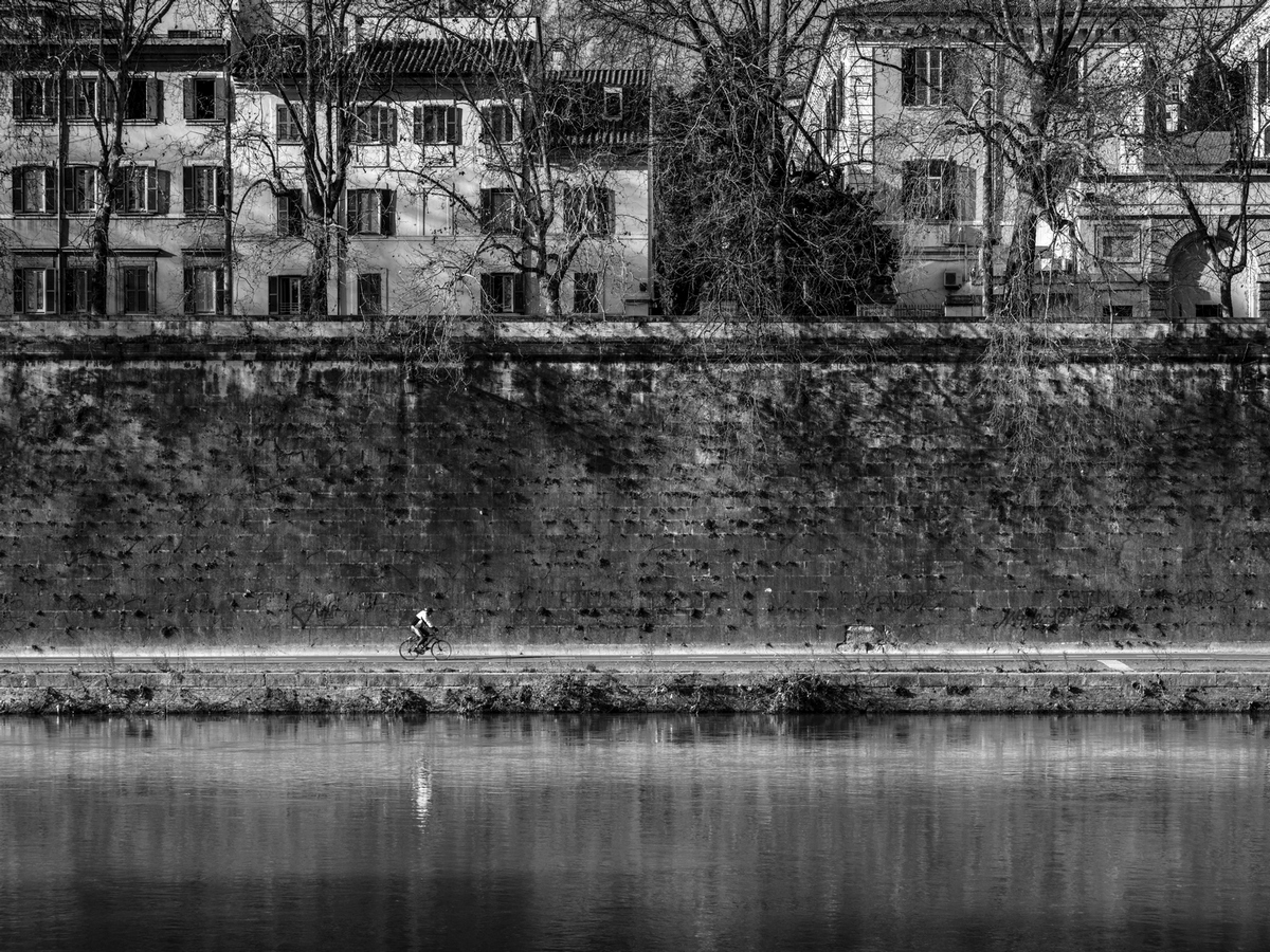 Pedalando lungo il fiume