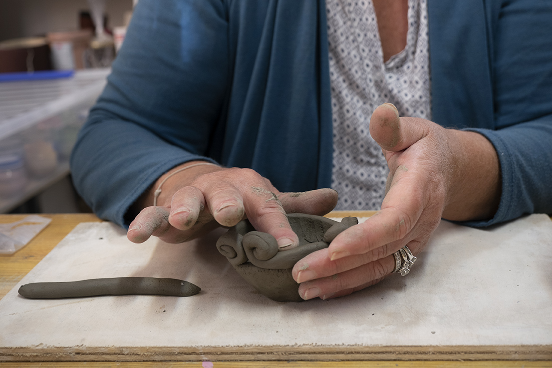 Mani esperte che modellano l'argilla