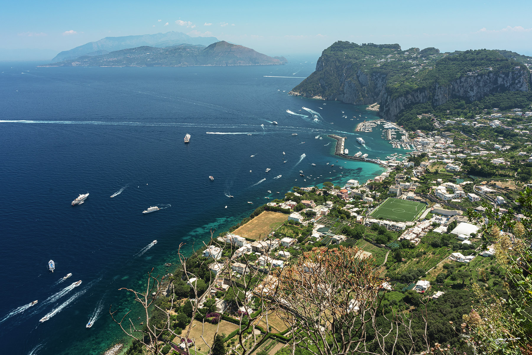Saluti da Anacapri con le sue bellissime scie sul mare..