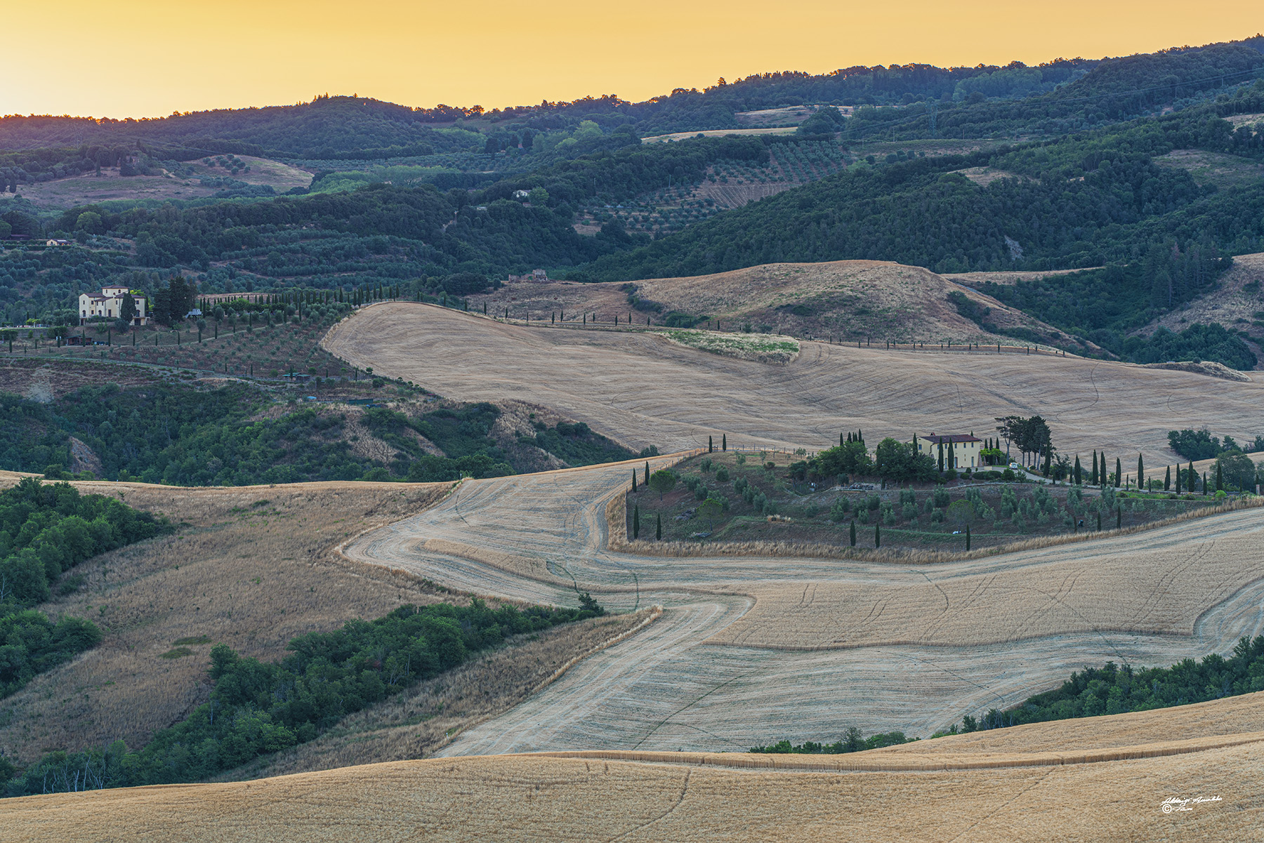 Casolari all'alba nelle colline Pisane..