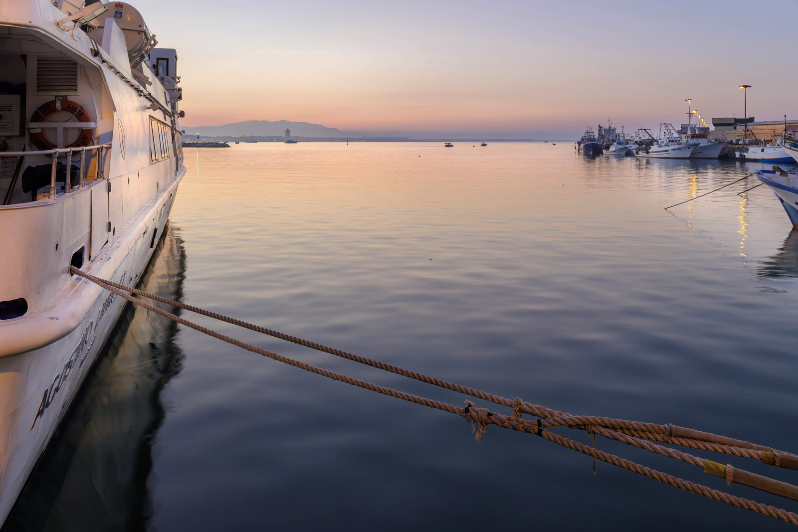 Prime luci al porto di Anzio