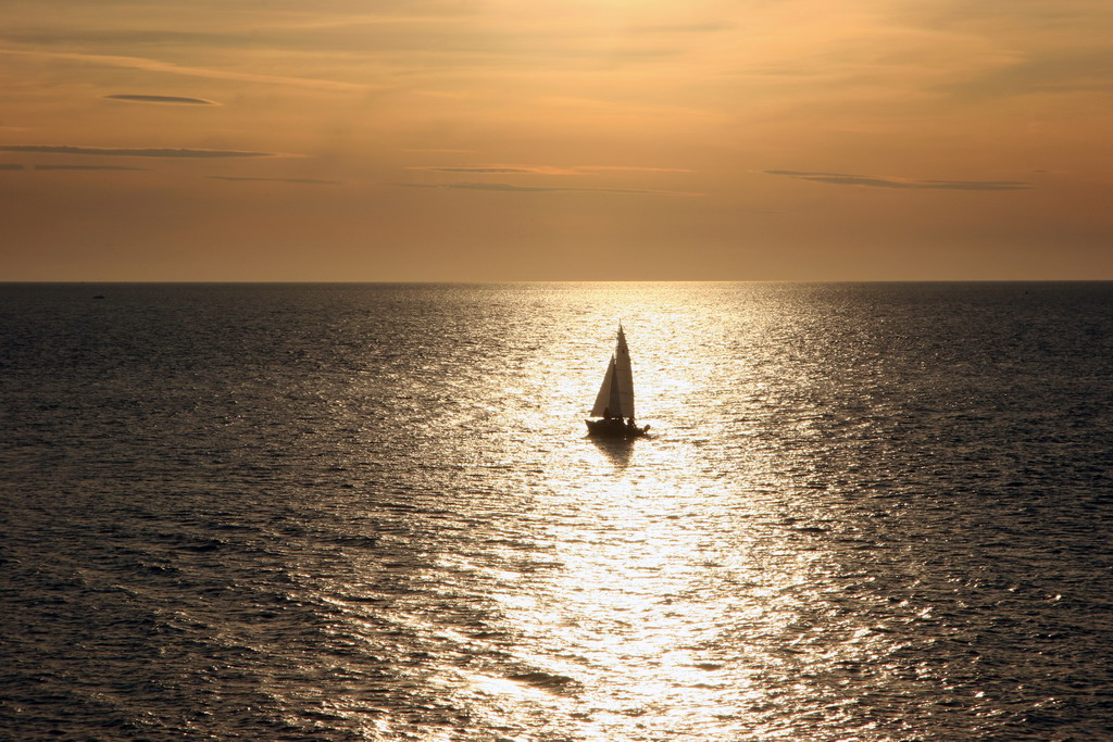 Barca a vela al tramonto