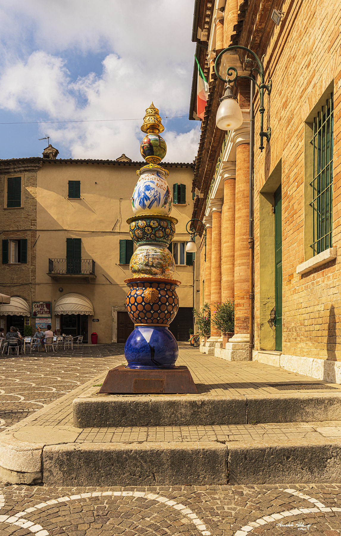 Ceramiche d'arte.. Urbania.