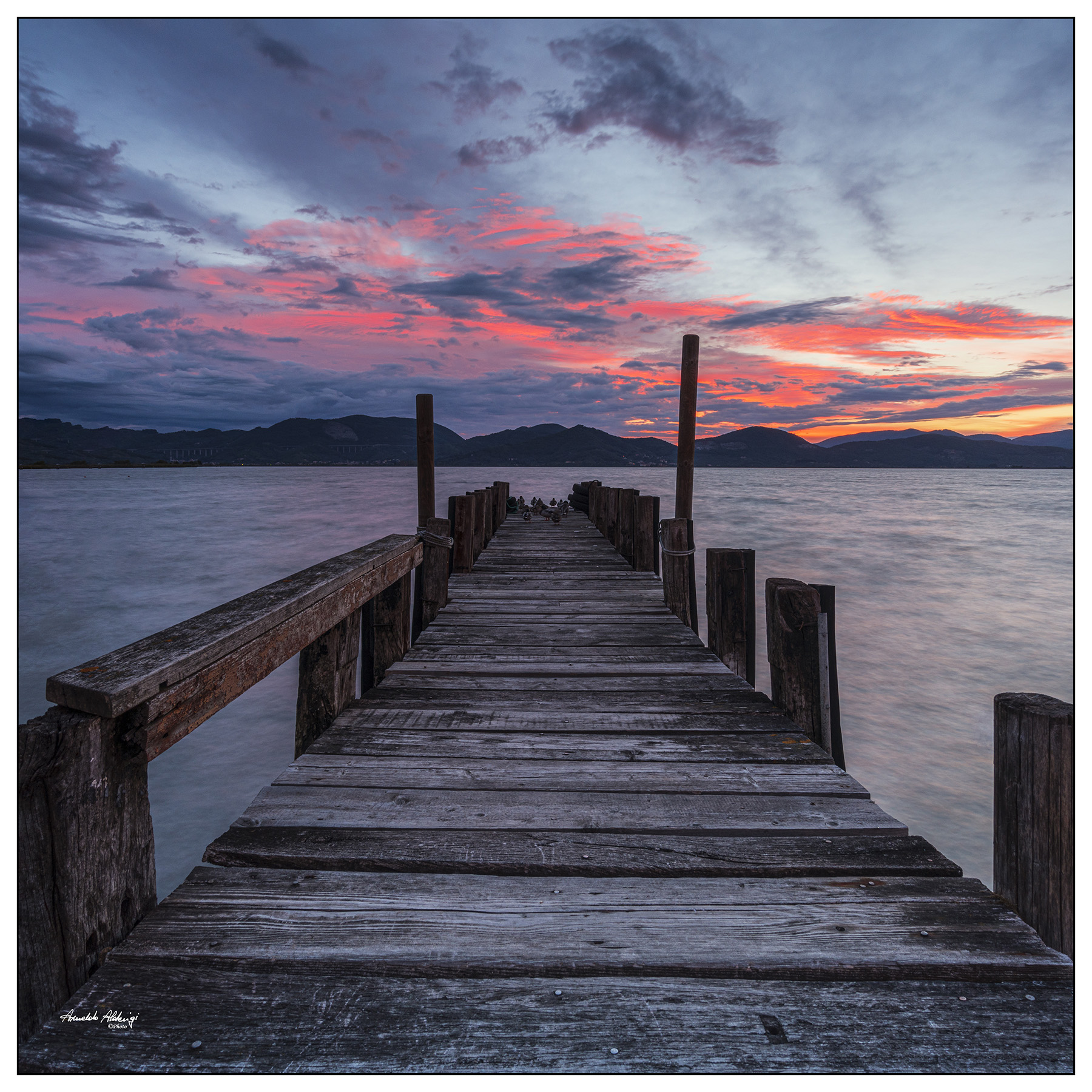 Pontile affollato all'alba.. Lago Puccini