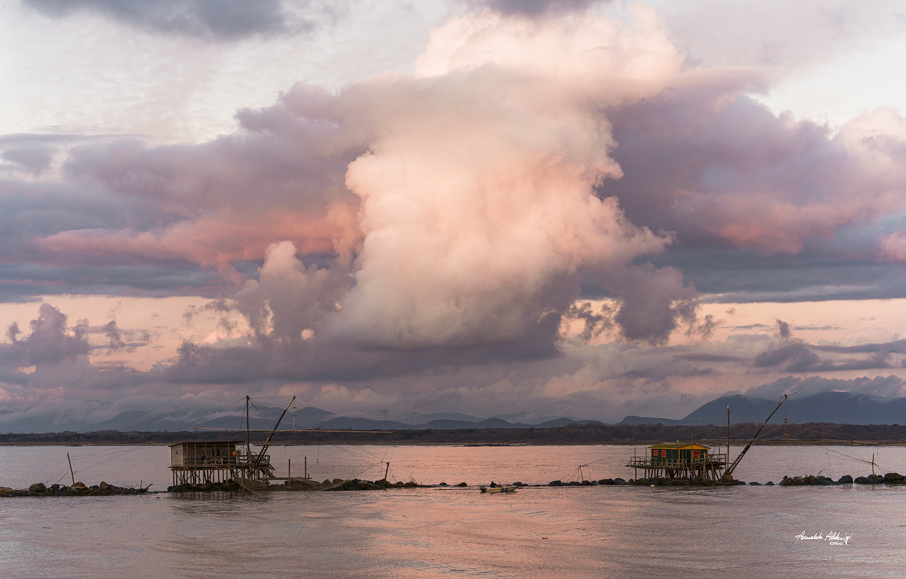 Il cielo e nuvole si dipingono sui trabucchi..