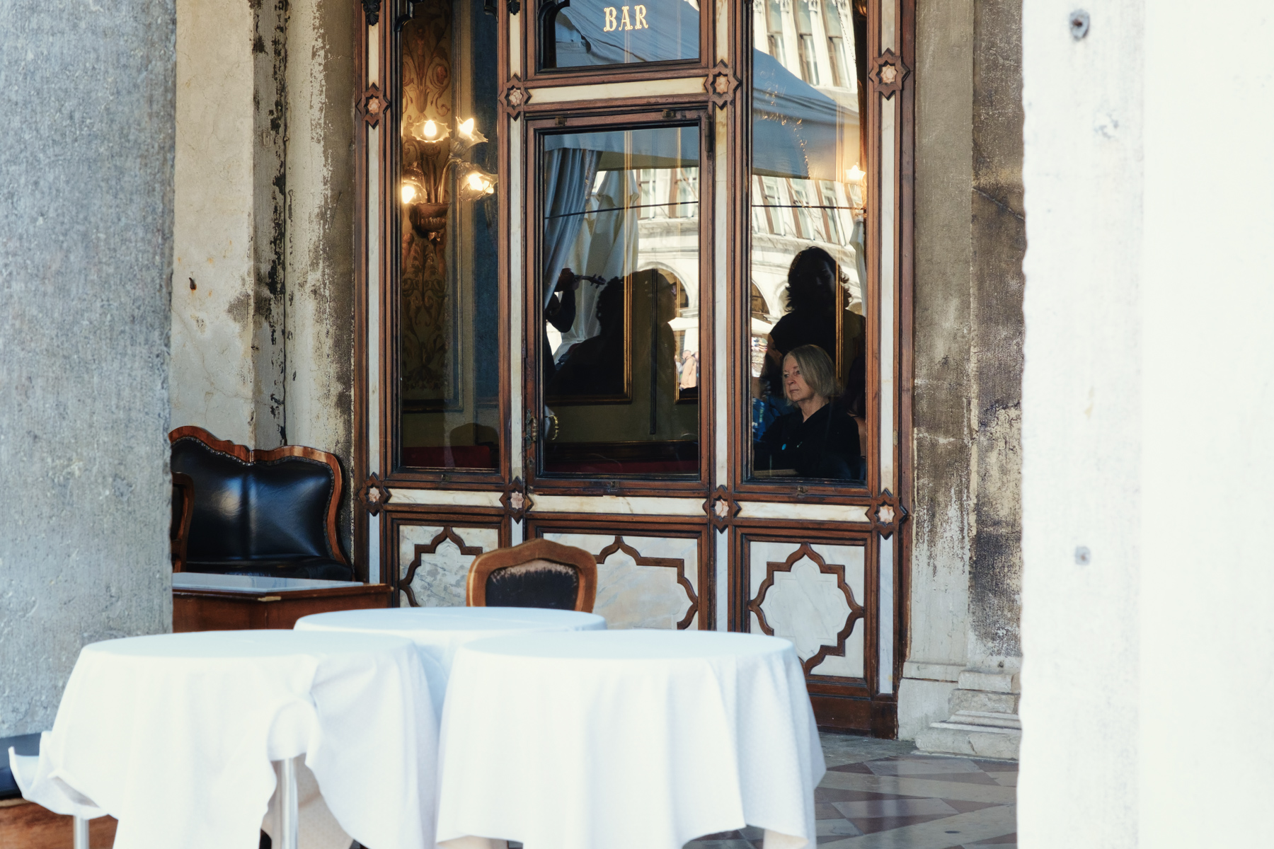 Sguardi persi oltre i vetri,oltre di noi...