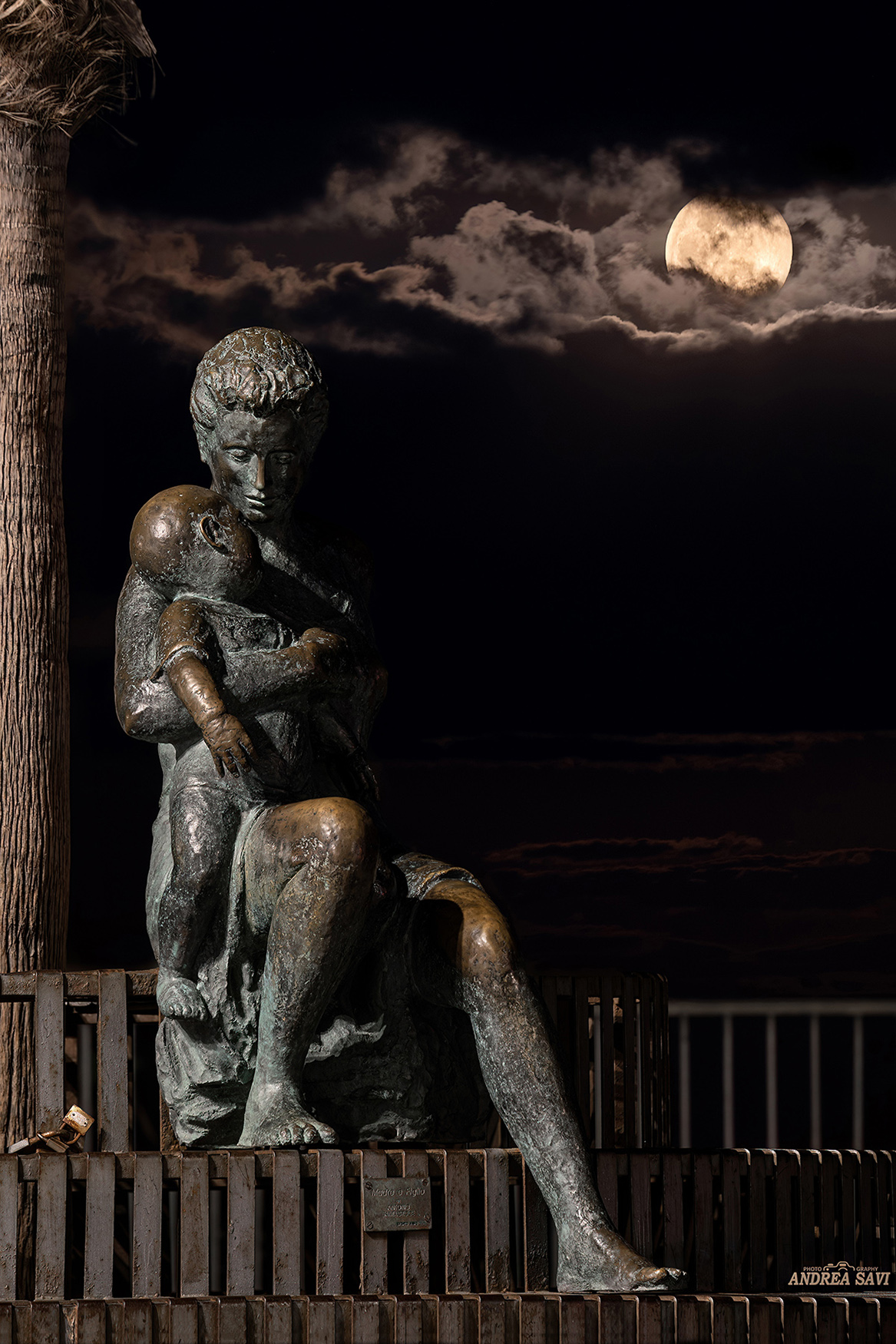 Acicastello (CT) - Statua madre e figlio, al chiaro di luna...