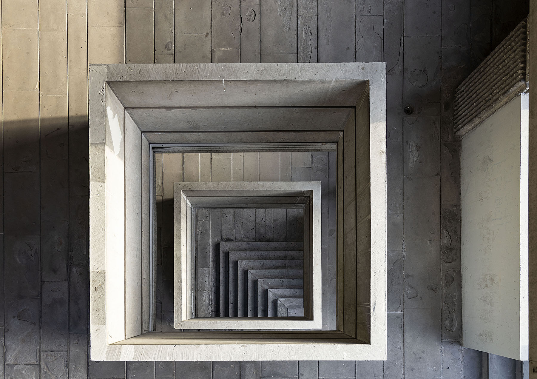 Sporgersi, non guardare e scattare