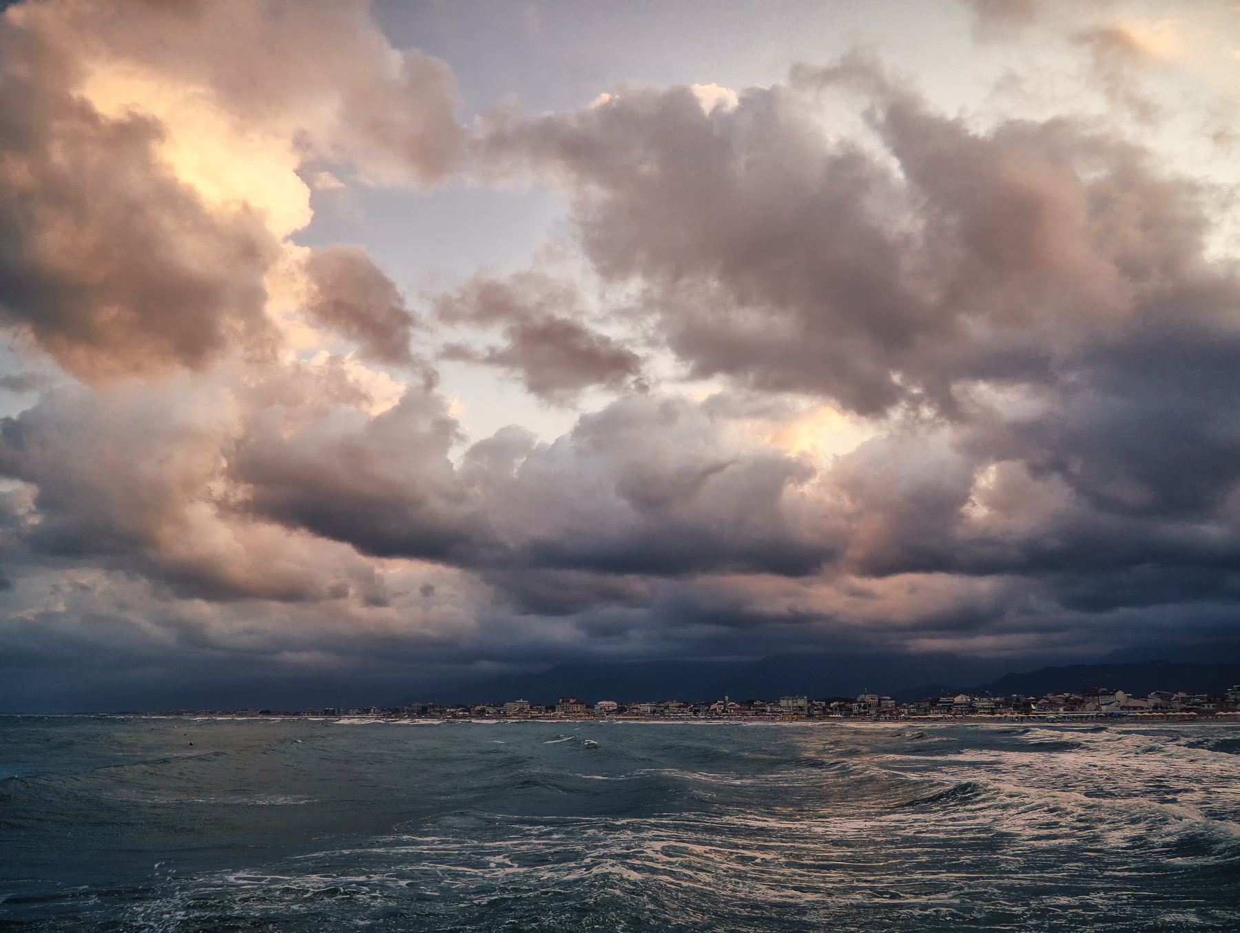 Alba dal molo di Viareggio