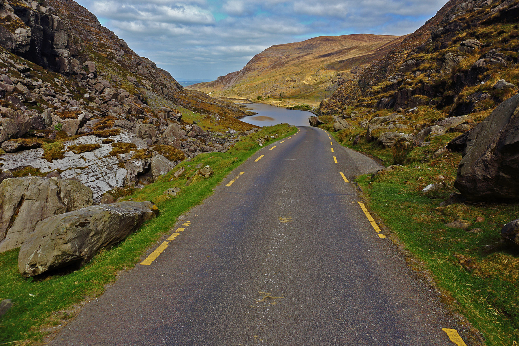 la strada che si perde nel lago
