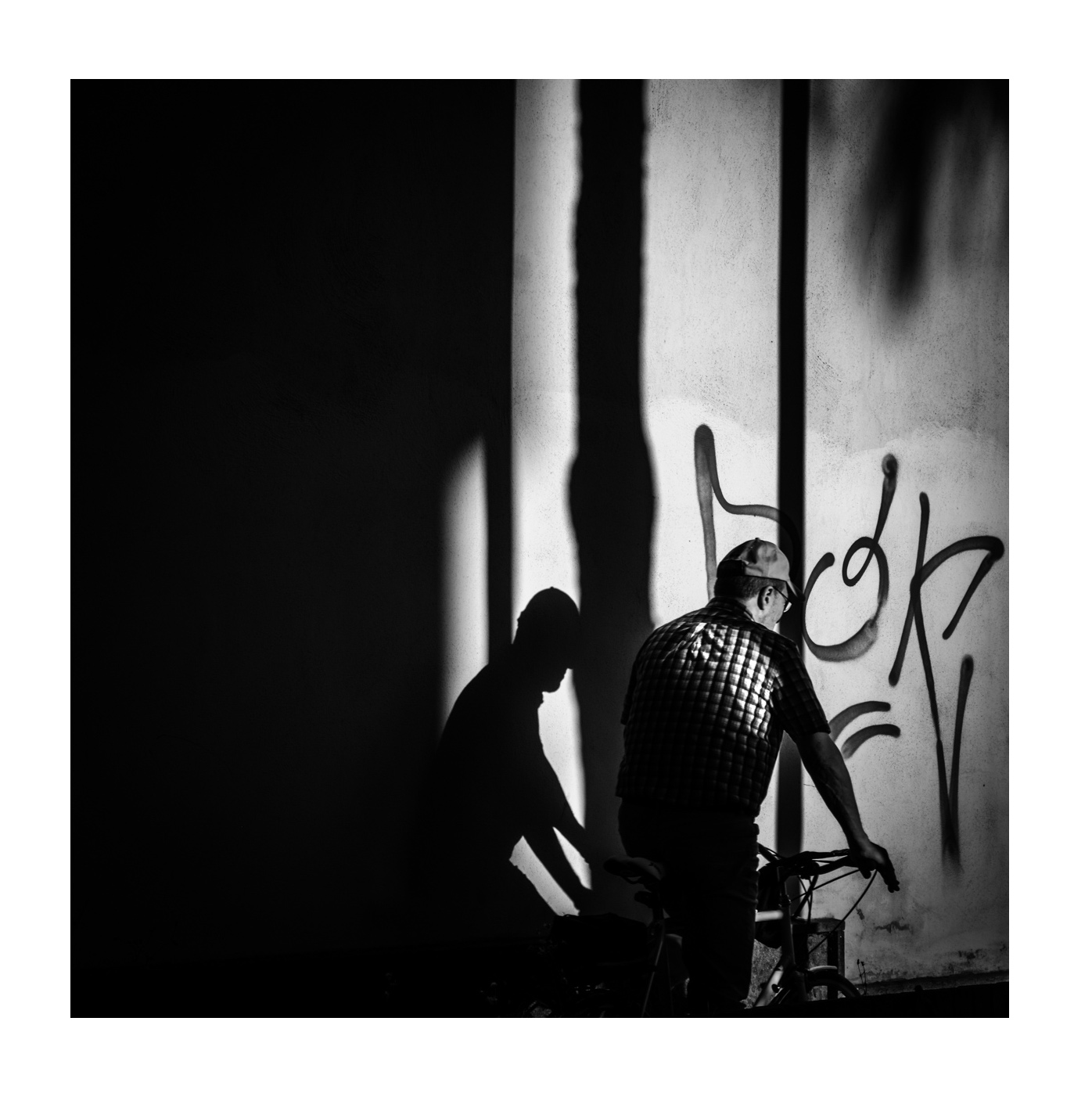 Il ciclista con la camicia a quadri