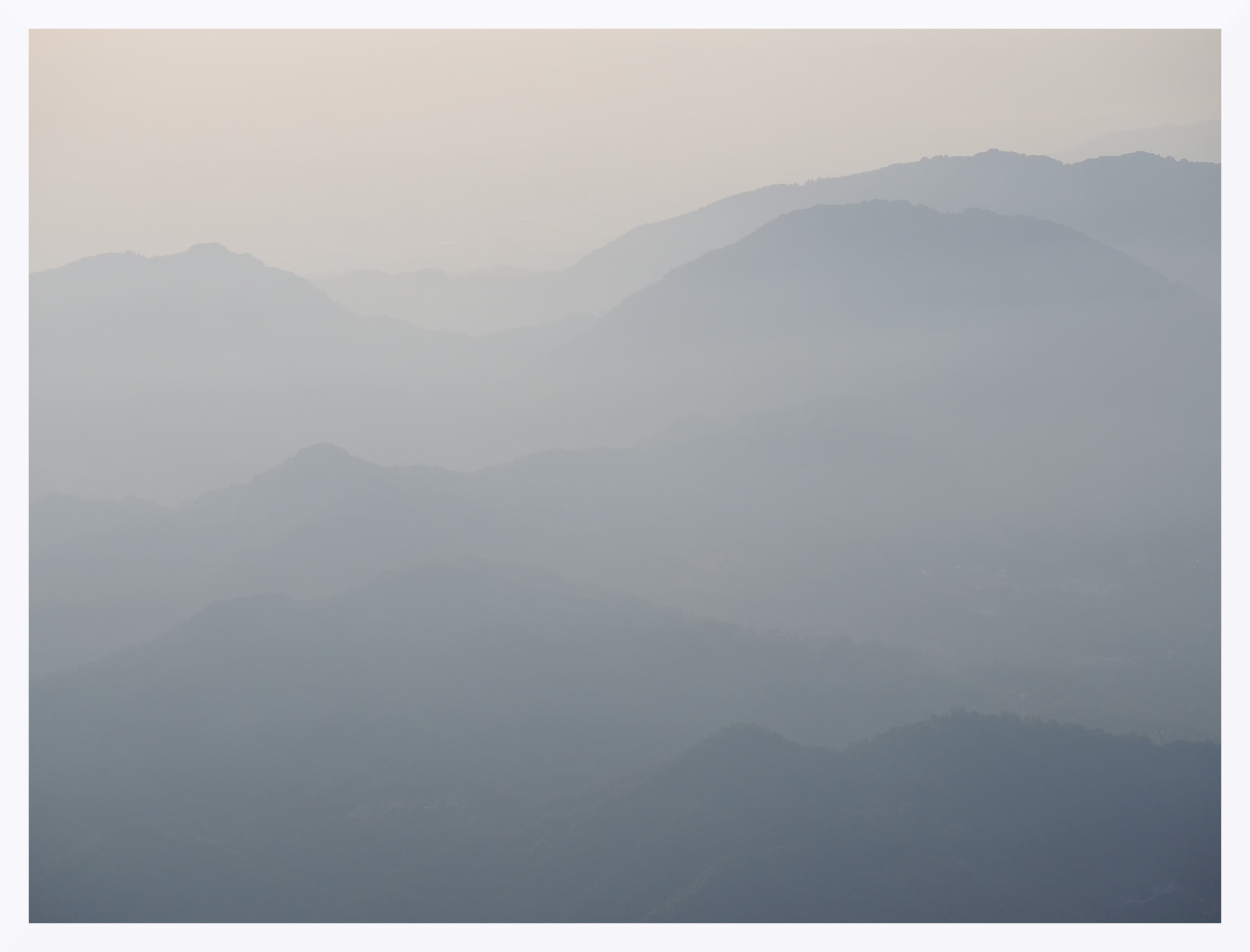 Profili prealpini nella foschia