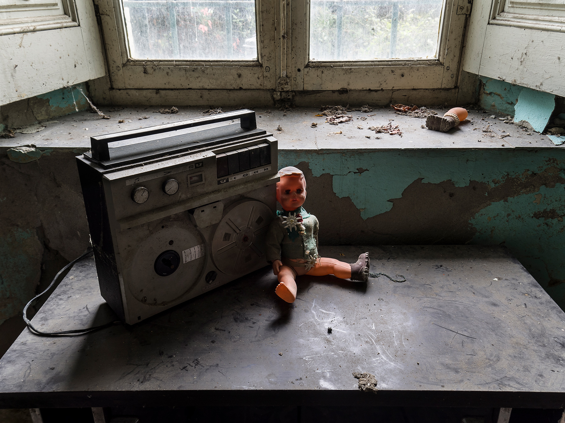 Tre gambe ed una bambola