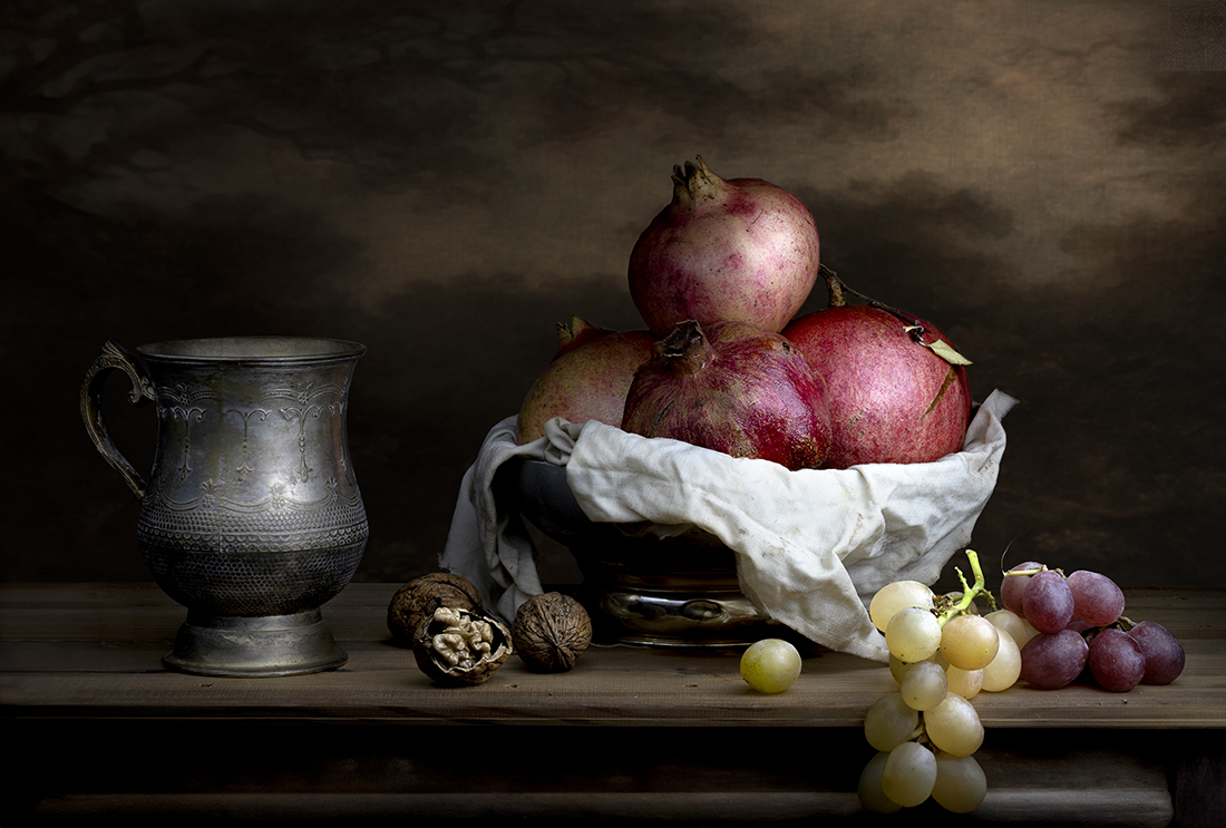 Frutta, noci e bicchiere di peltro