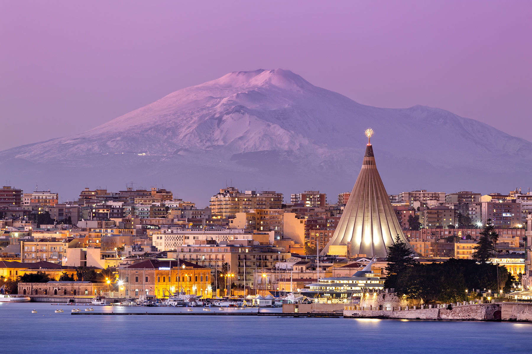 Scorcio di Siracusa con sfondo Dell'Etna