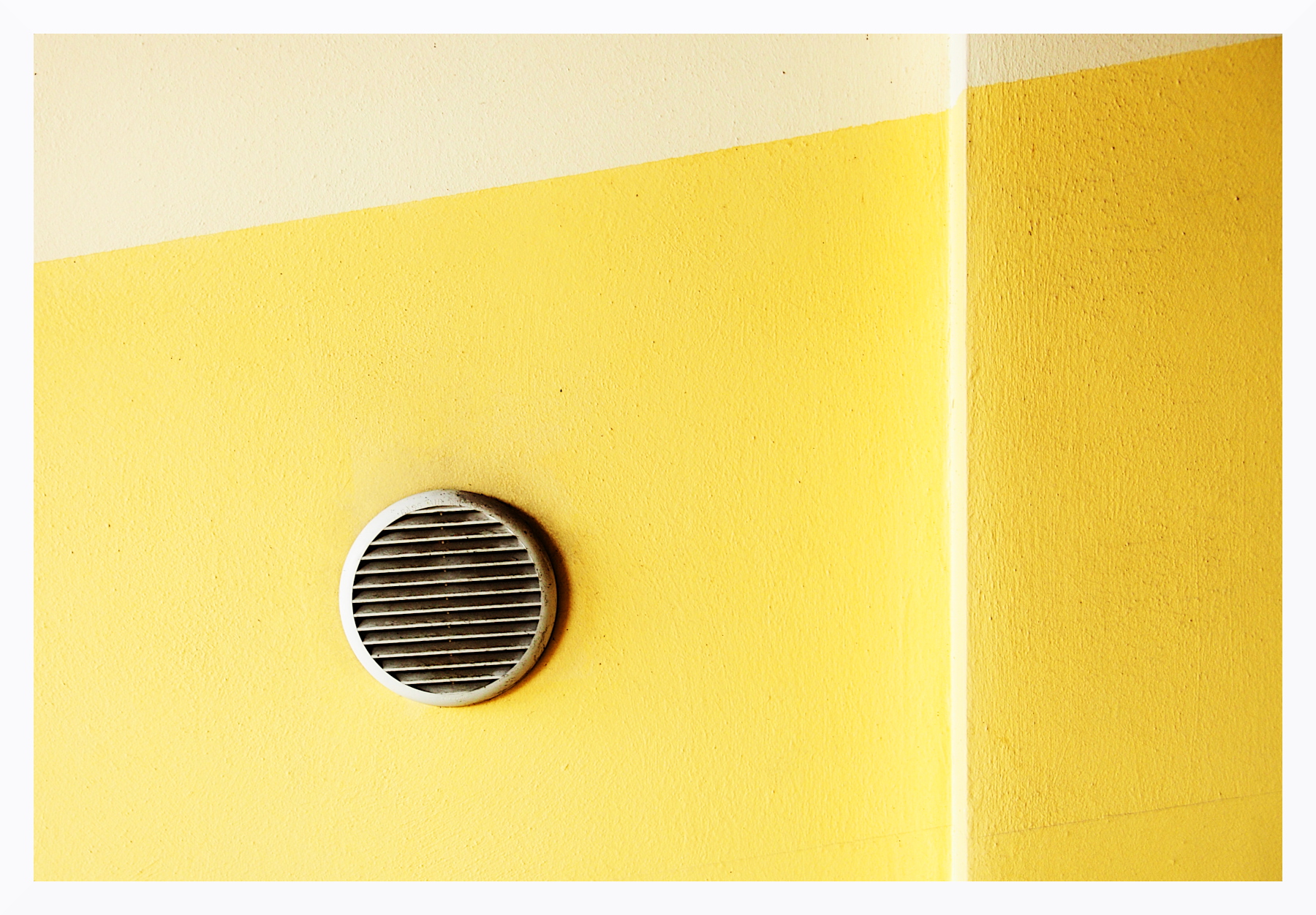 Giallo minimale su dettaglio di muro