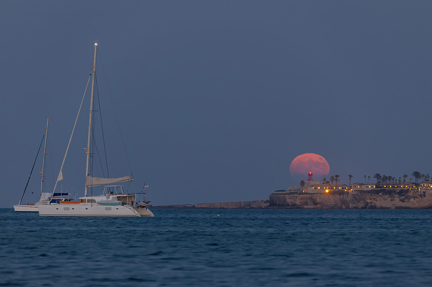 Luna al 100%  sorge sul faro massoliveri.