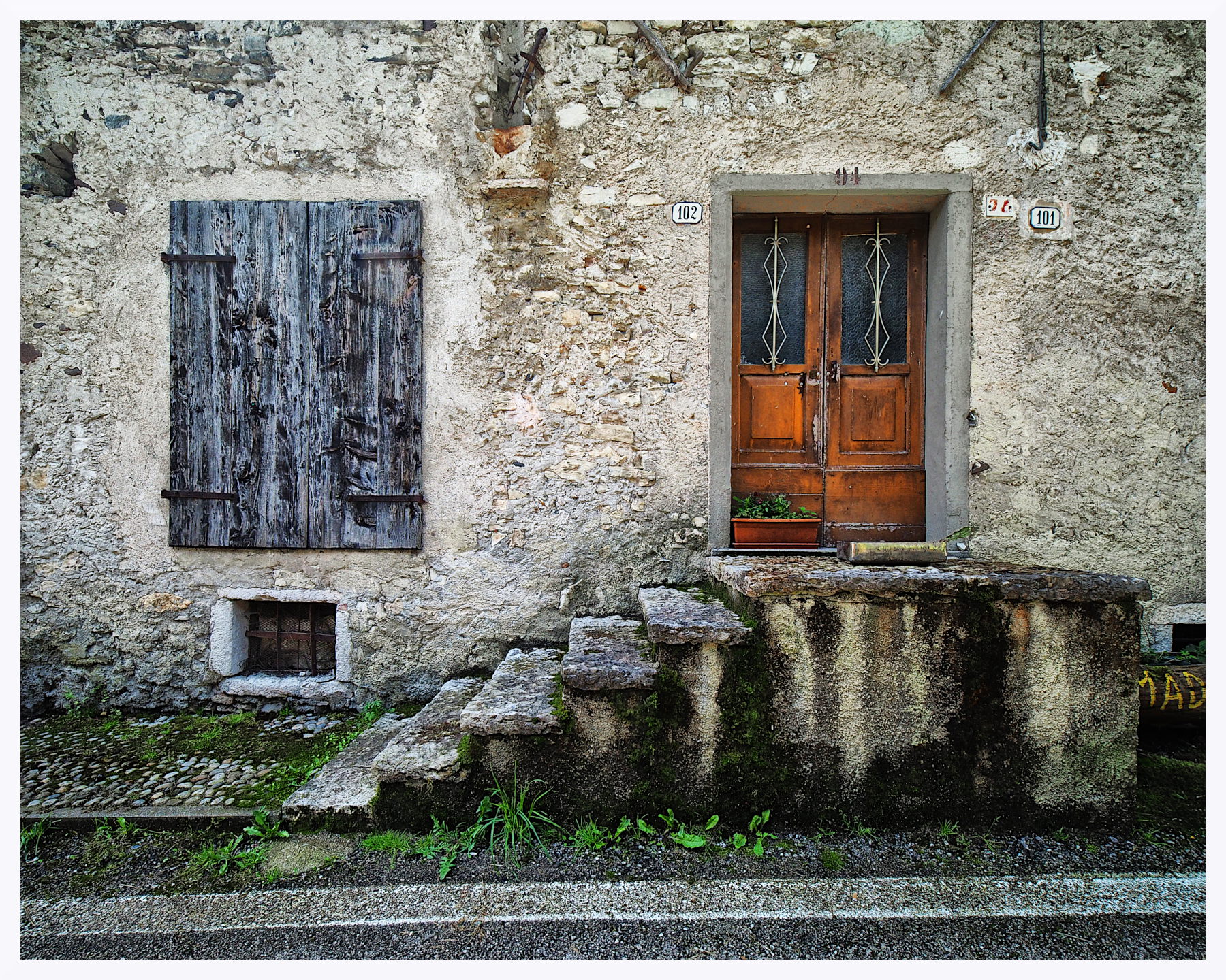 Ingresso di vecchia abitazione rurale