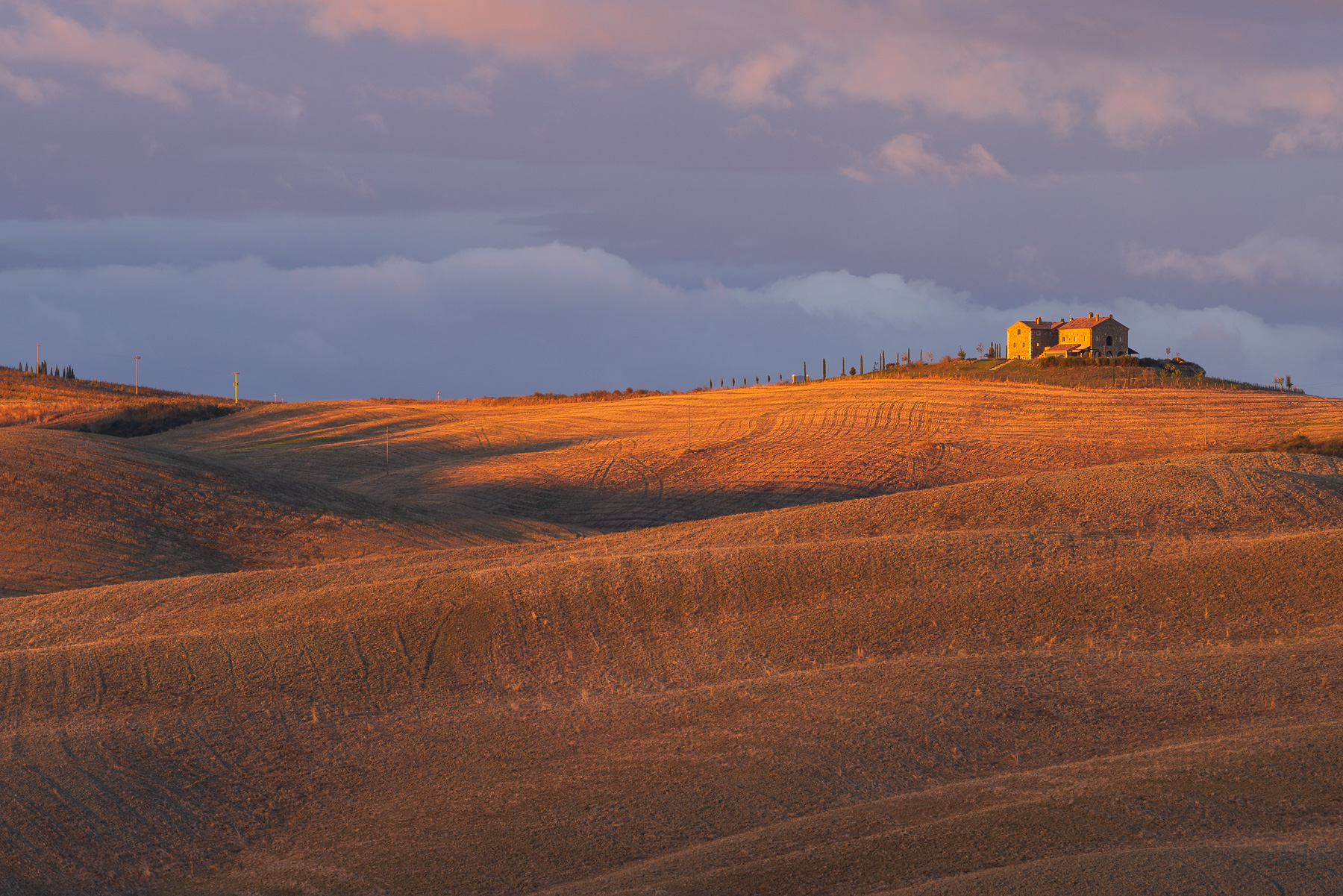 Ultimi raggi di sole sul podere toscano