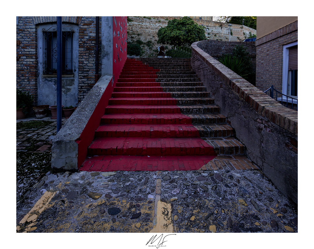 Le scalinate mezze rosse di Mondolfo