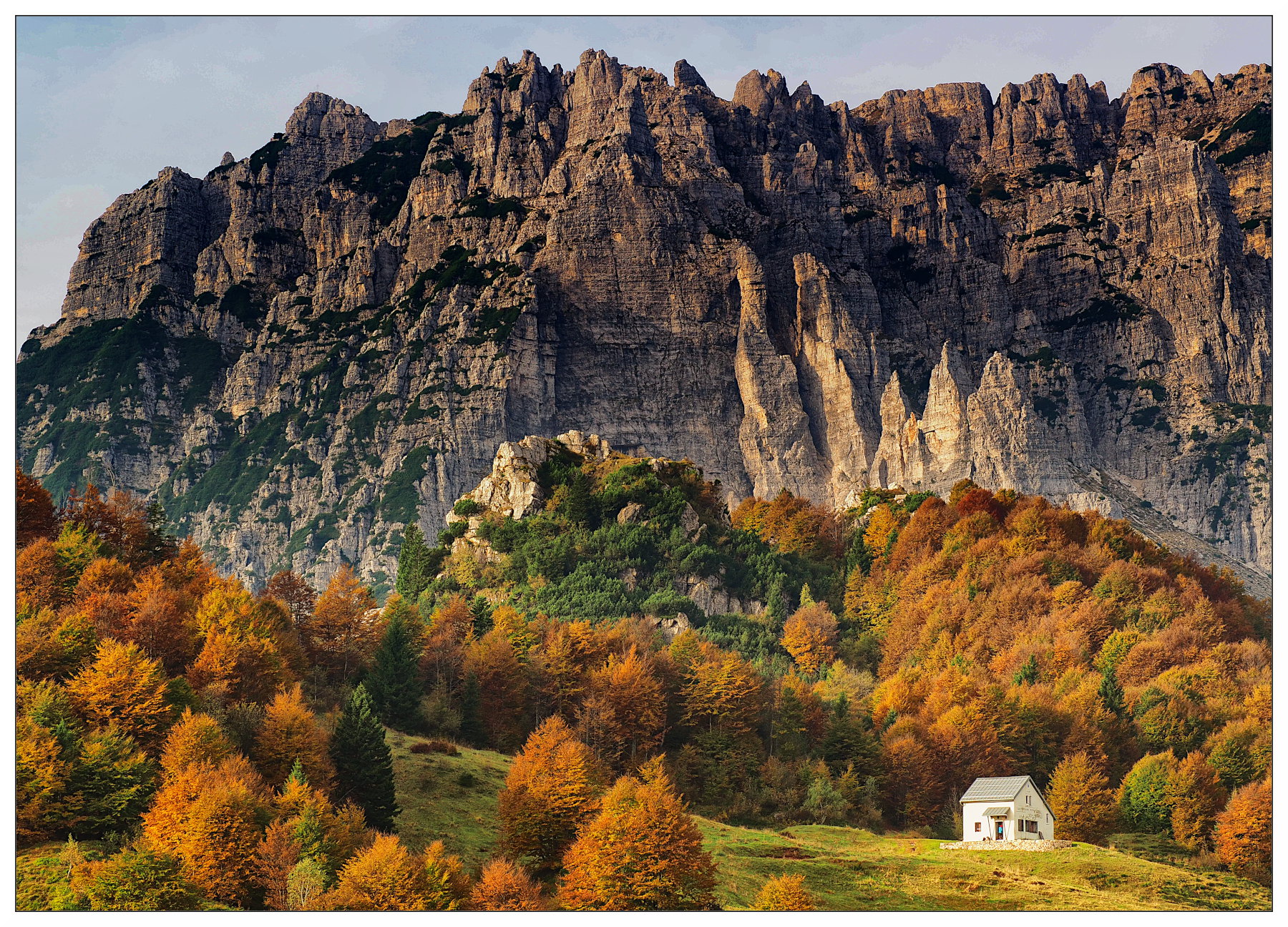Il piccolo Rifugio 'Citt� di Schio' vestito d'autunno